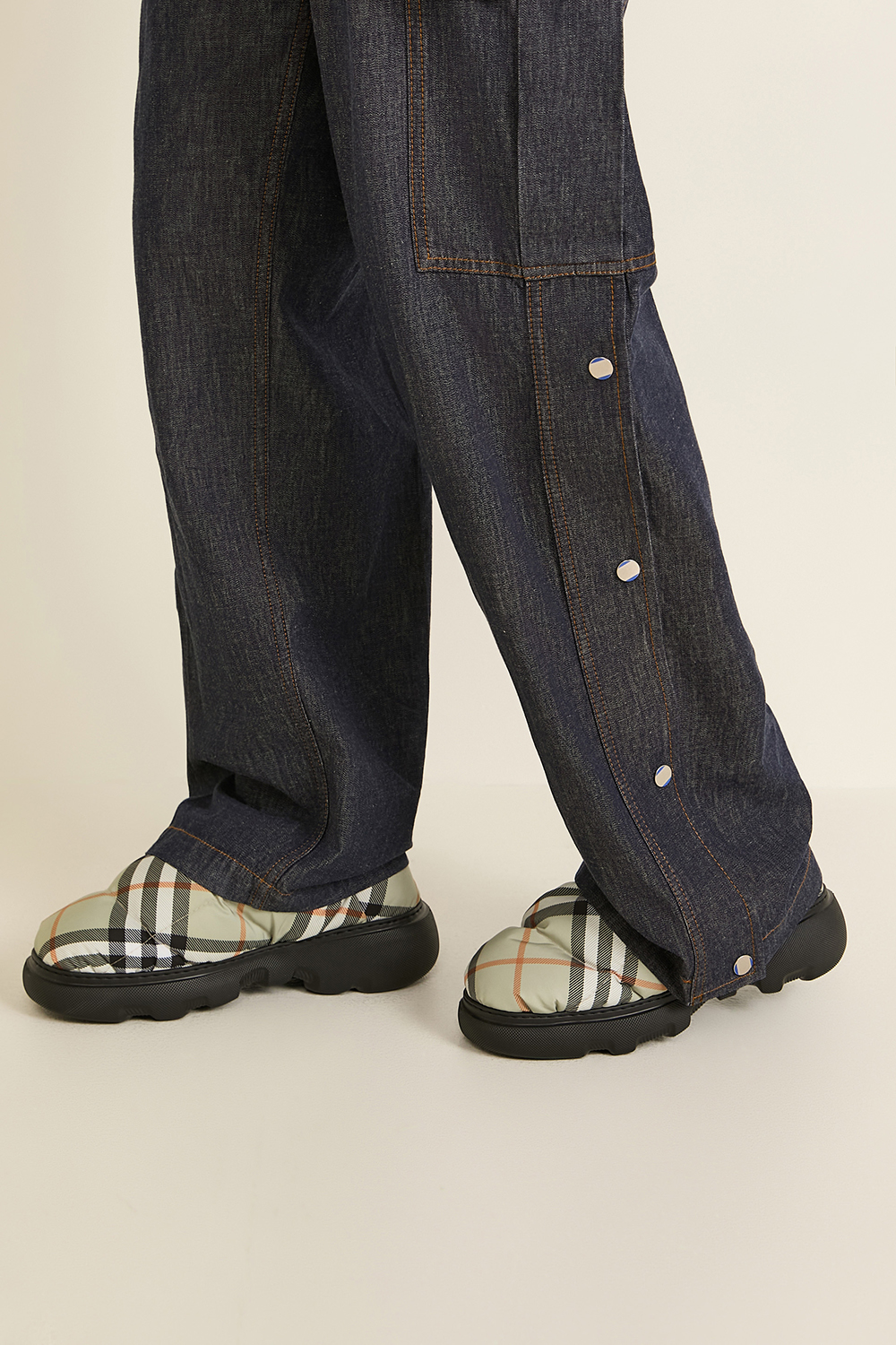 תמונת כל הלוק של נעלי סניקרס